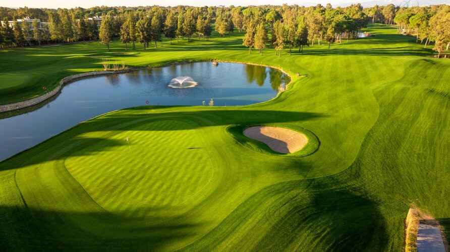 Kaya Palazzo Golf Club Belek mit Pinien und Wasserhindernissen