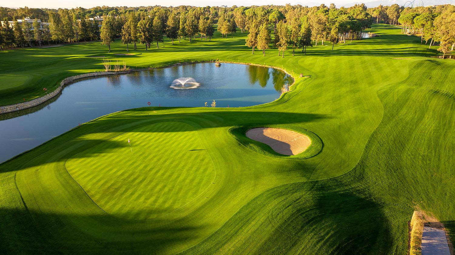 Kaya Palazzo Golf Club Belek mit Pinien und Wasserhindernissen
