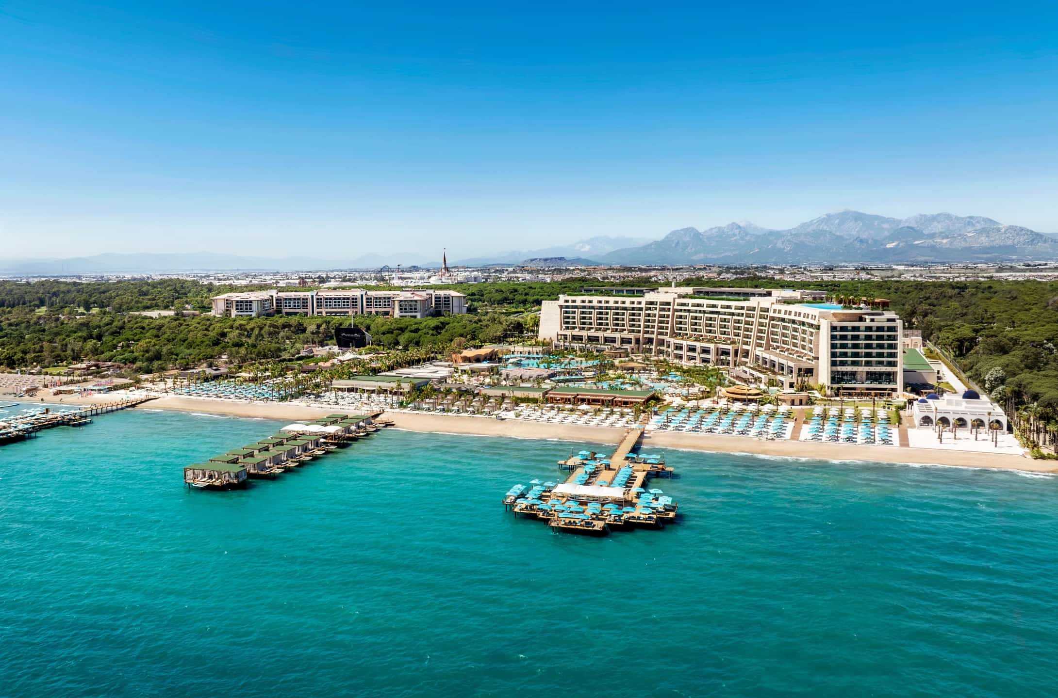 Regnum The Crown in Belek mit Blick auf Resort, Meer und Pool